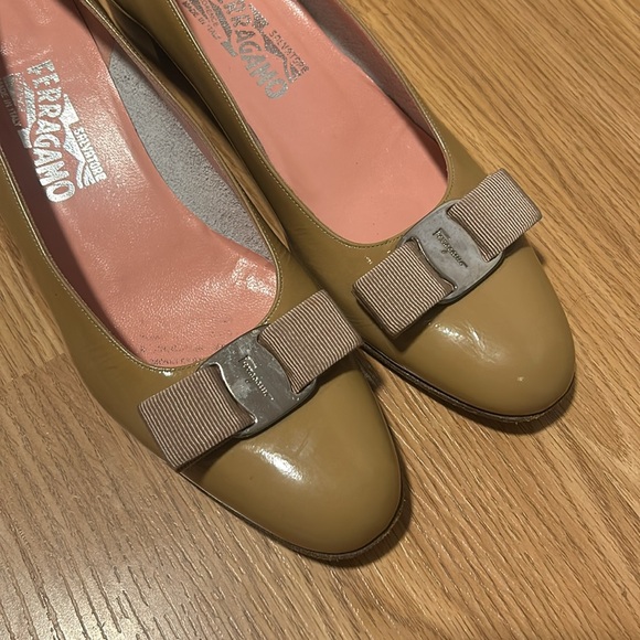 SALVATORE FERRAGAMO Vara Pump - Picture 4 of 5